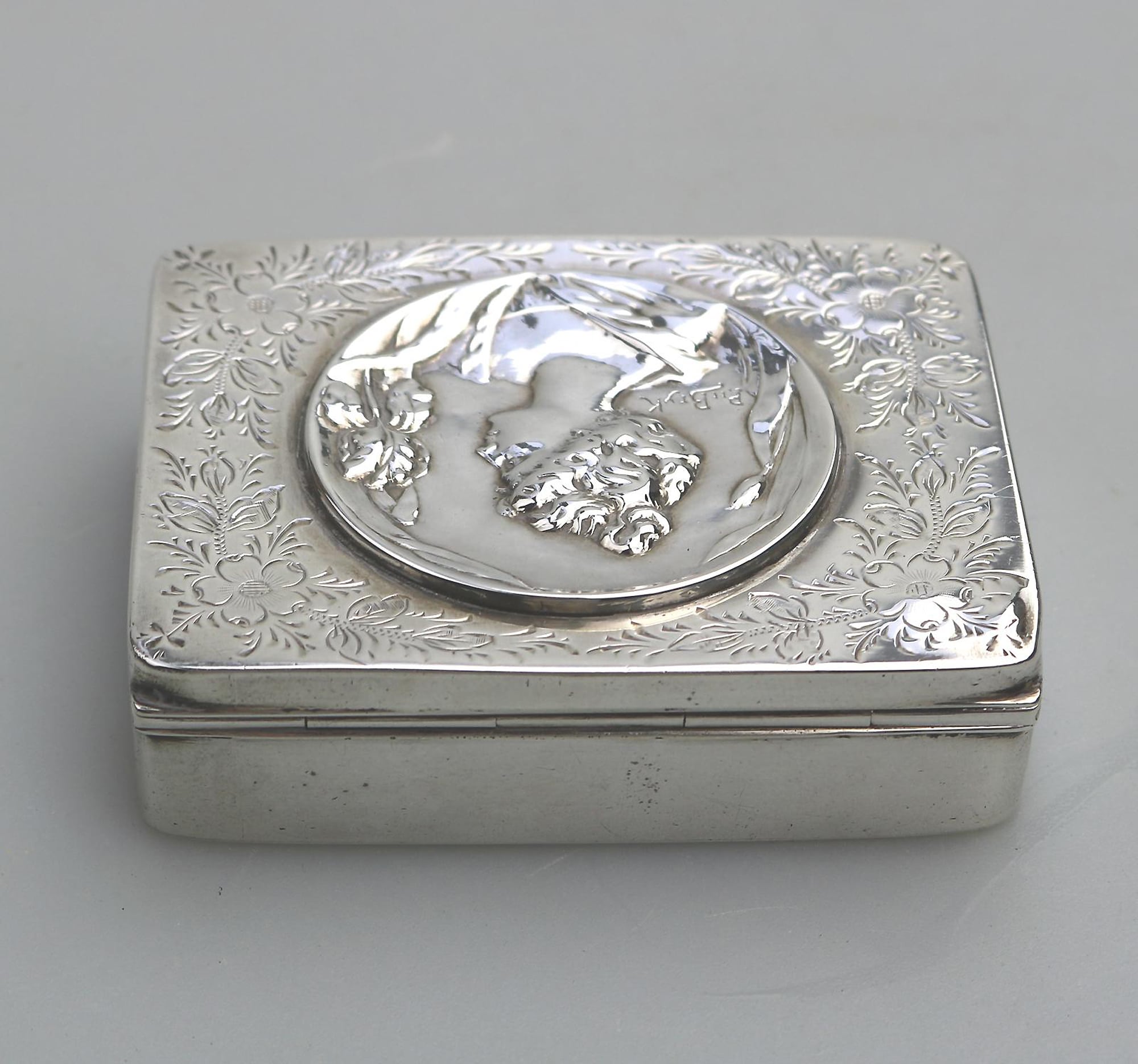 Superb antique English solid silver Art Nouveau maiden Trinket Snuff Box C.1902