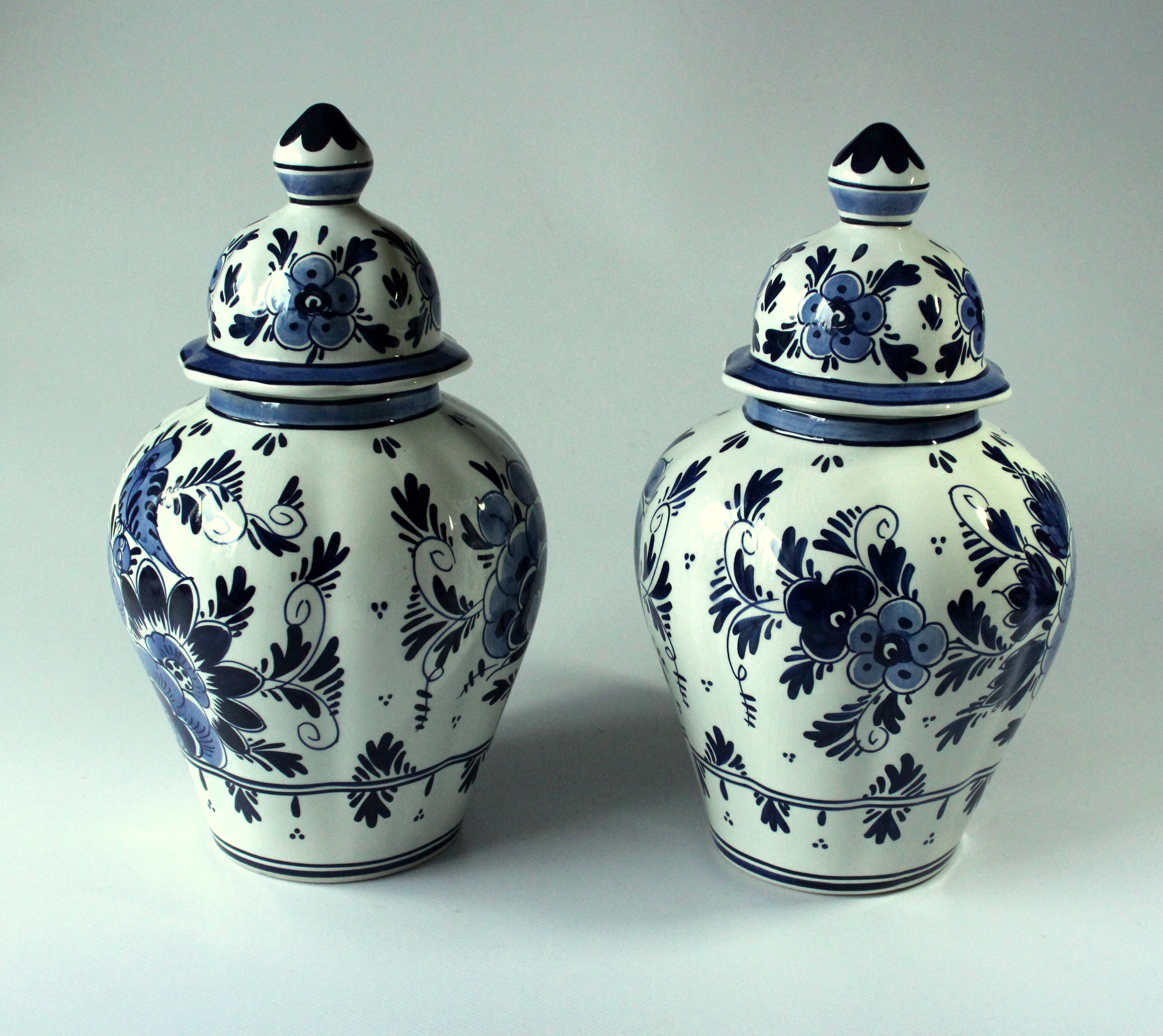 2 Delft vases with lid as a set - handpainted - Vintage