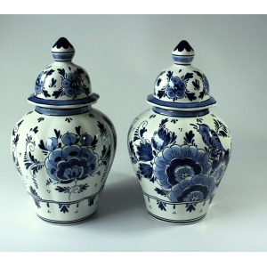 2 Delft vases with lid as a set - handpainted - Vintage