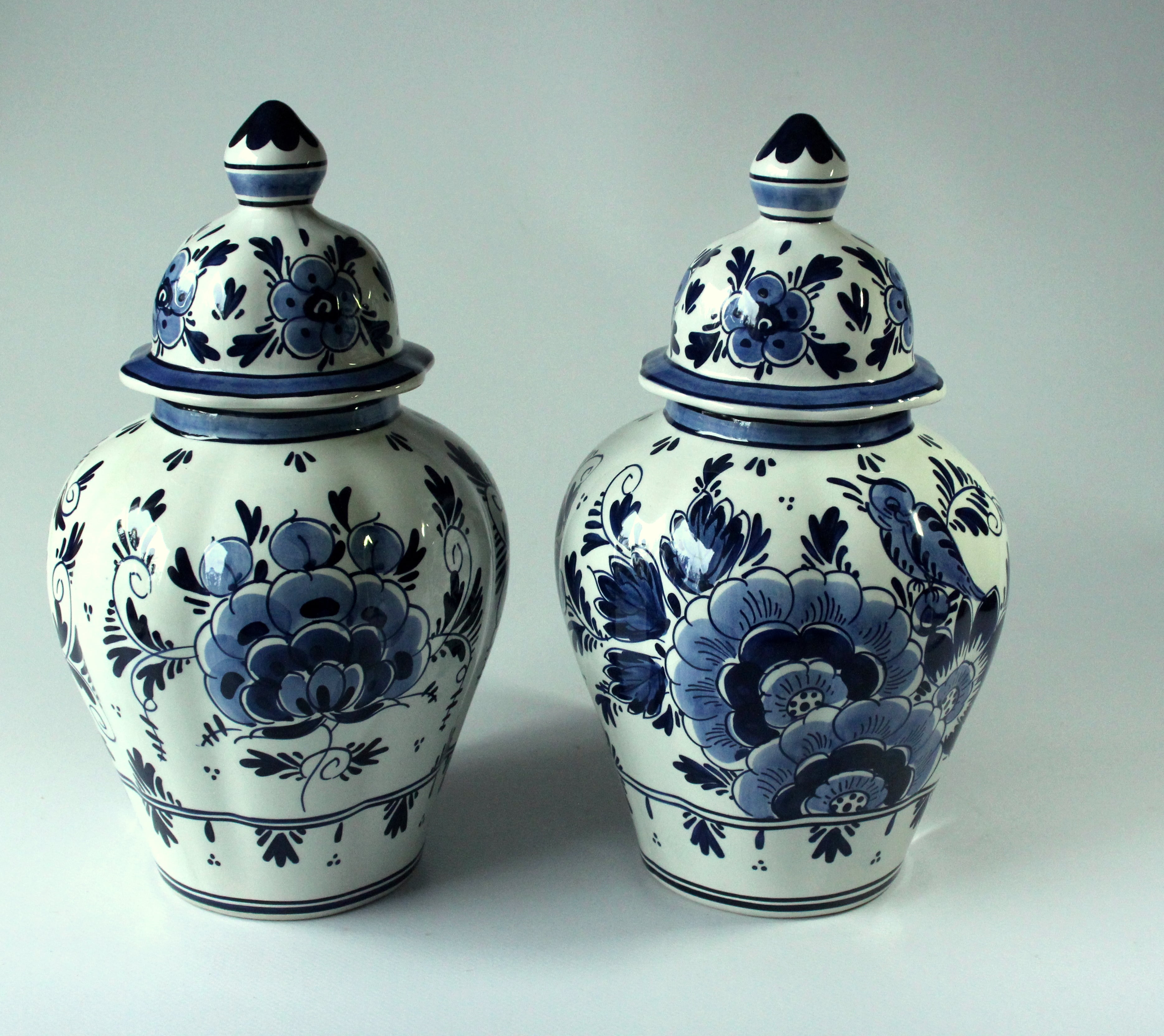 2 Delft vases with lid as a set - handpainted - Vintage