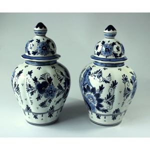 2 Delft vases with lid as a set - handpainted - Vintage