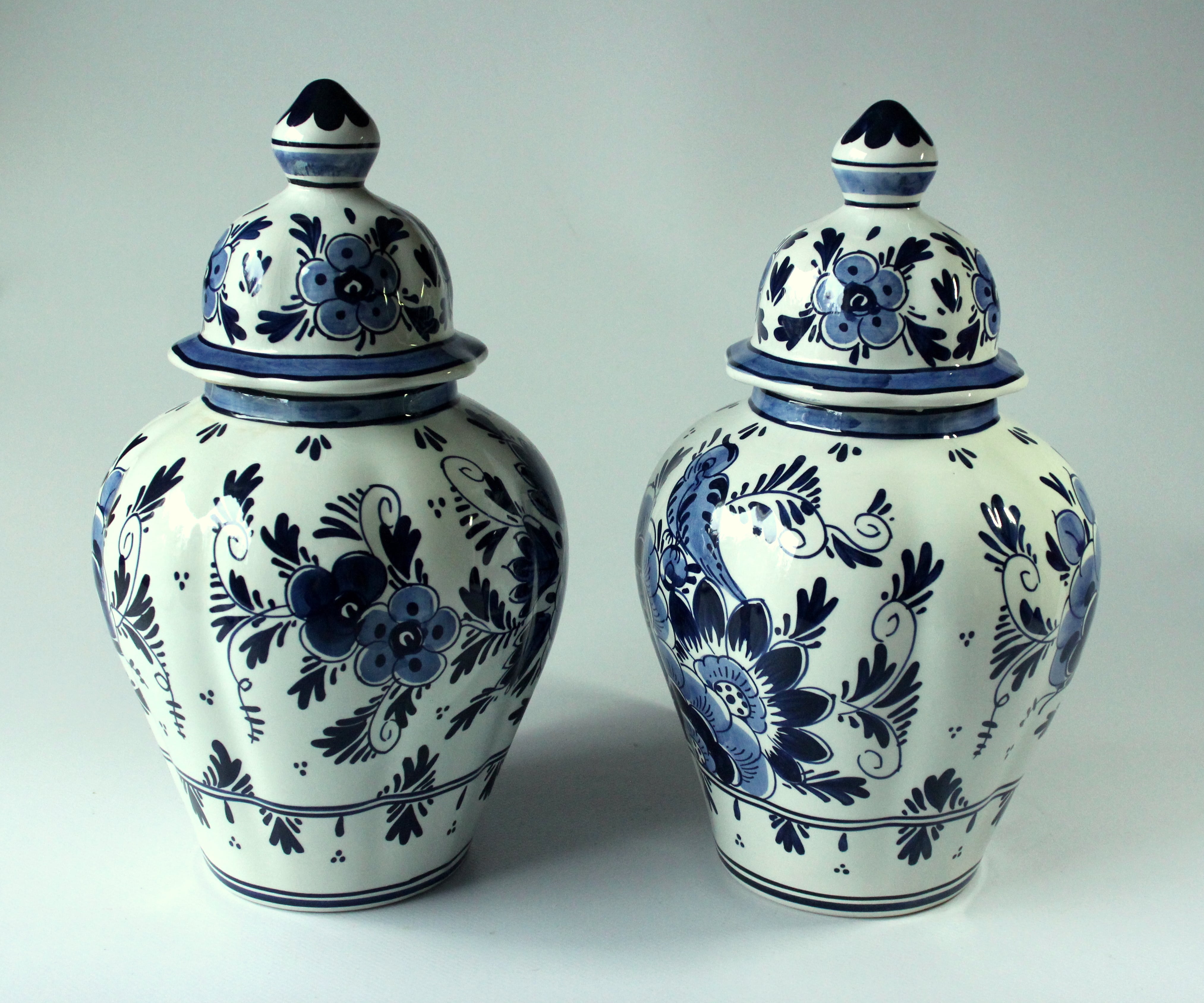 2 Delft vases with lid as a set - handpainted - Vintage