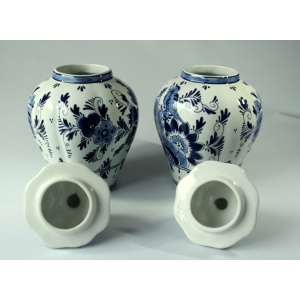 2 Delft vases with lid as a set - handpainted - Vintage