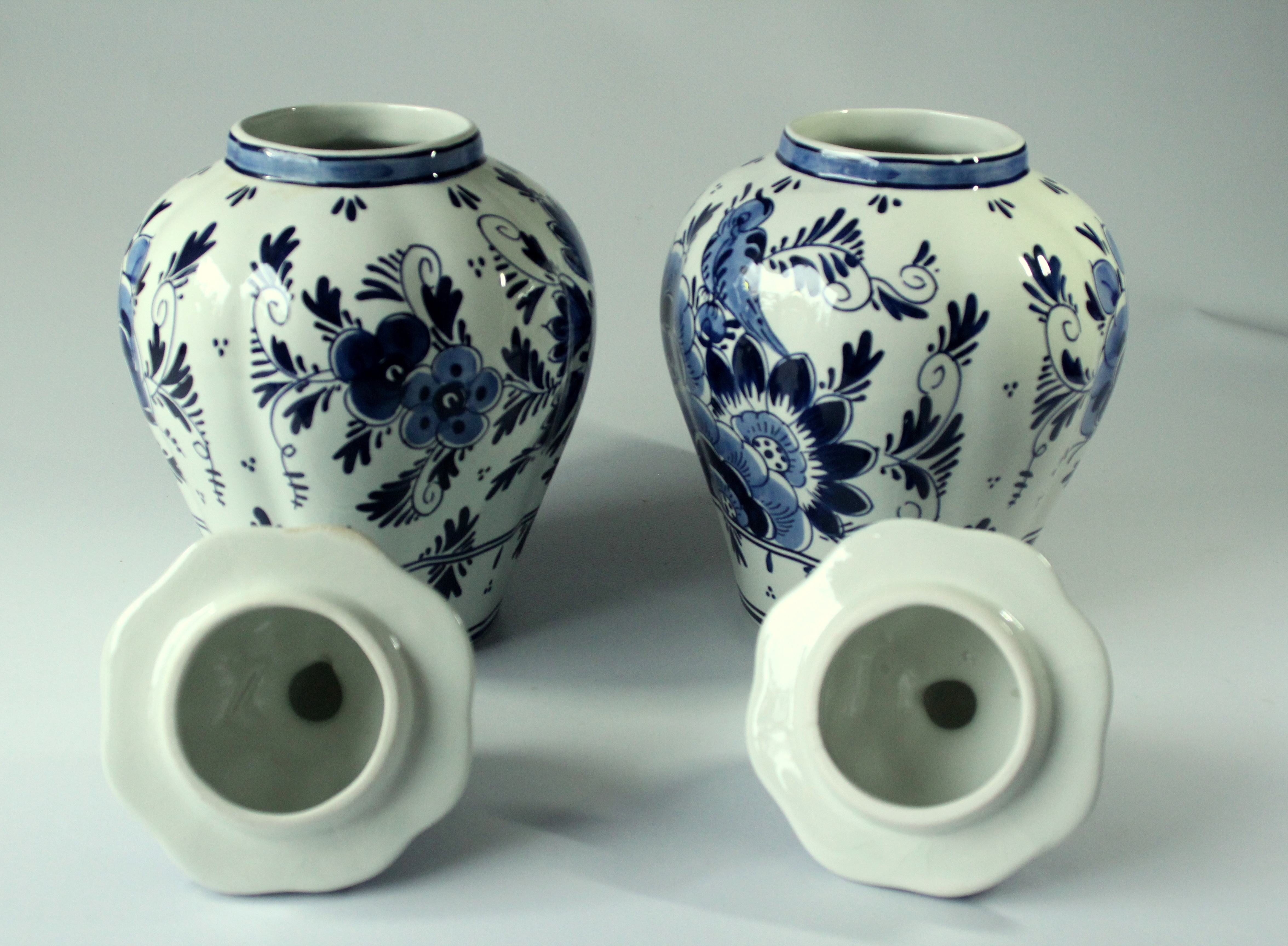 2 Delft vases with lid as a set - handpainted - Vintage