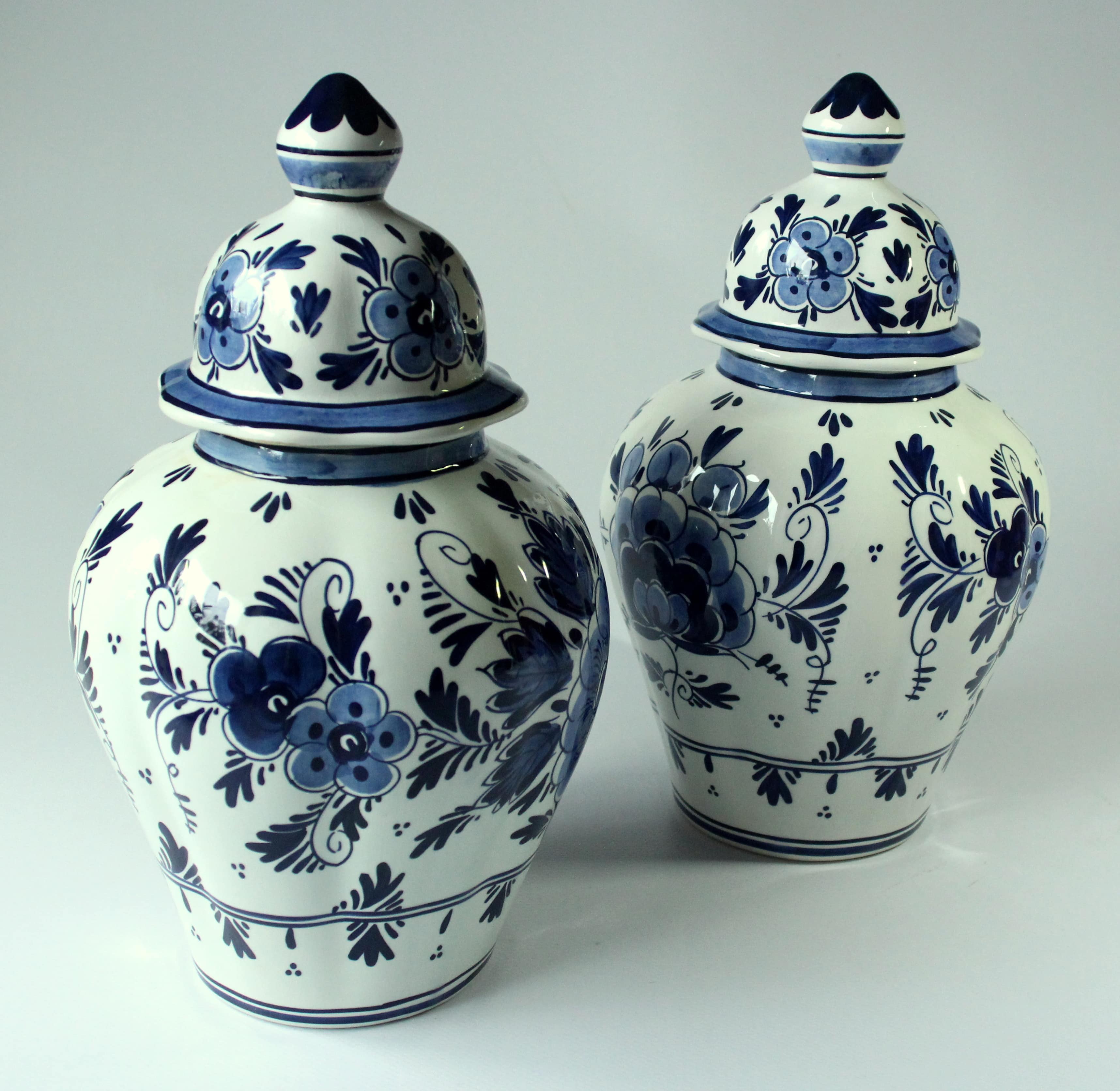 2 Delft vases with lid as a set - handpainted - Vintage