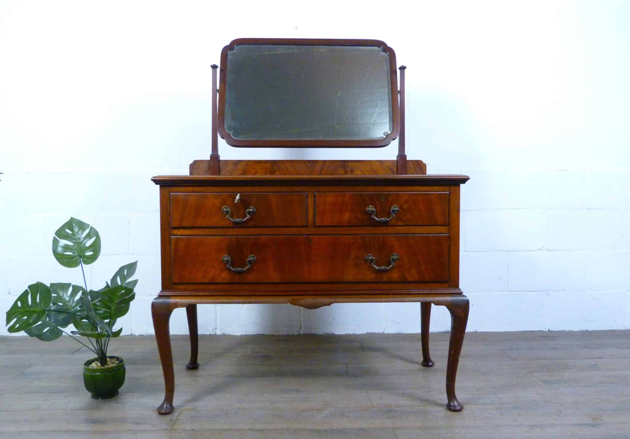 Early 20th Century Mahogany Dressing Table on Cabriolet Legs