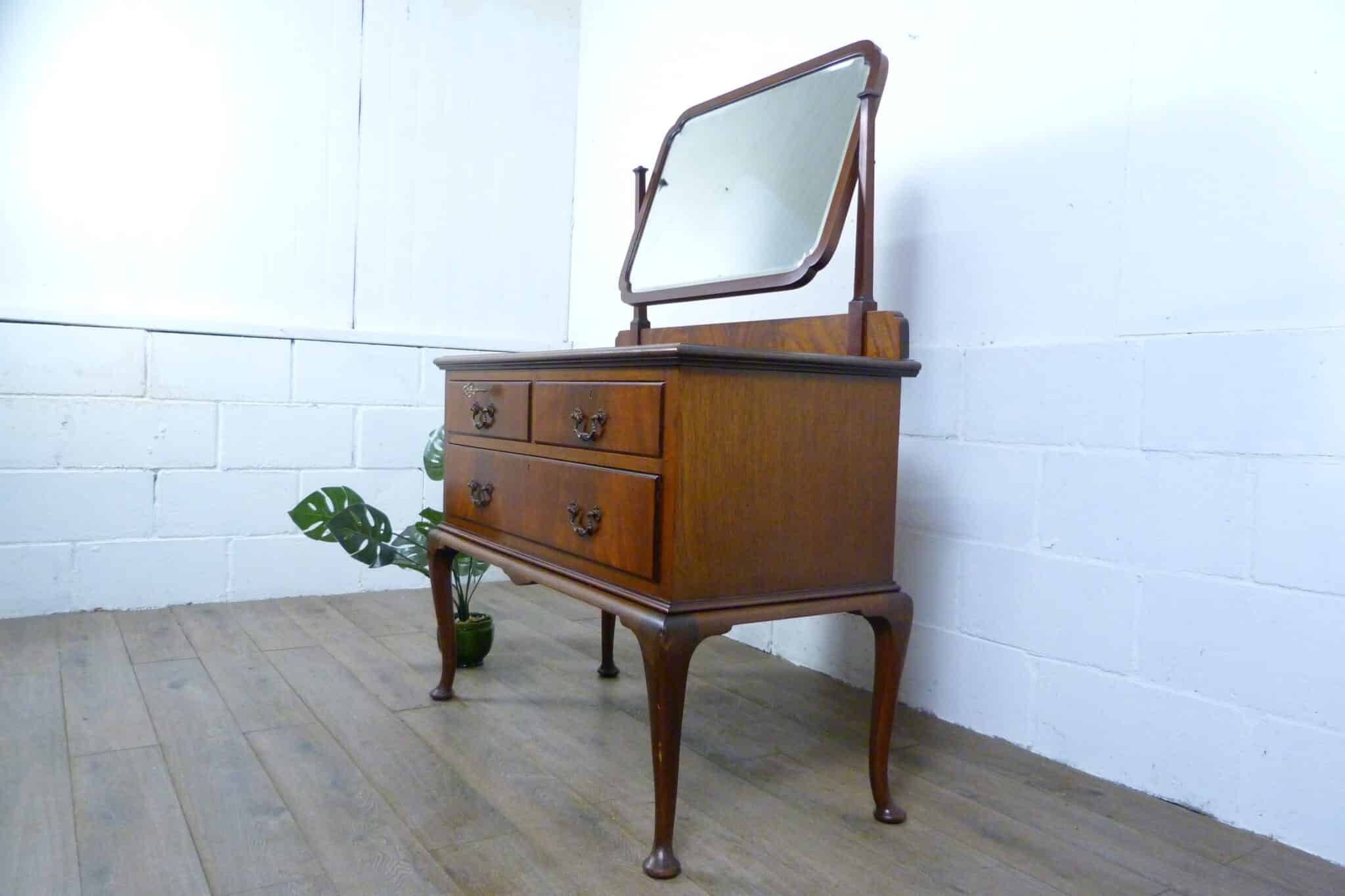 Early 20th Century Mahogany Dressing Table on Cabriolet Legs