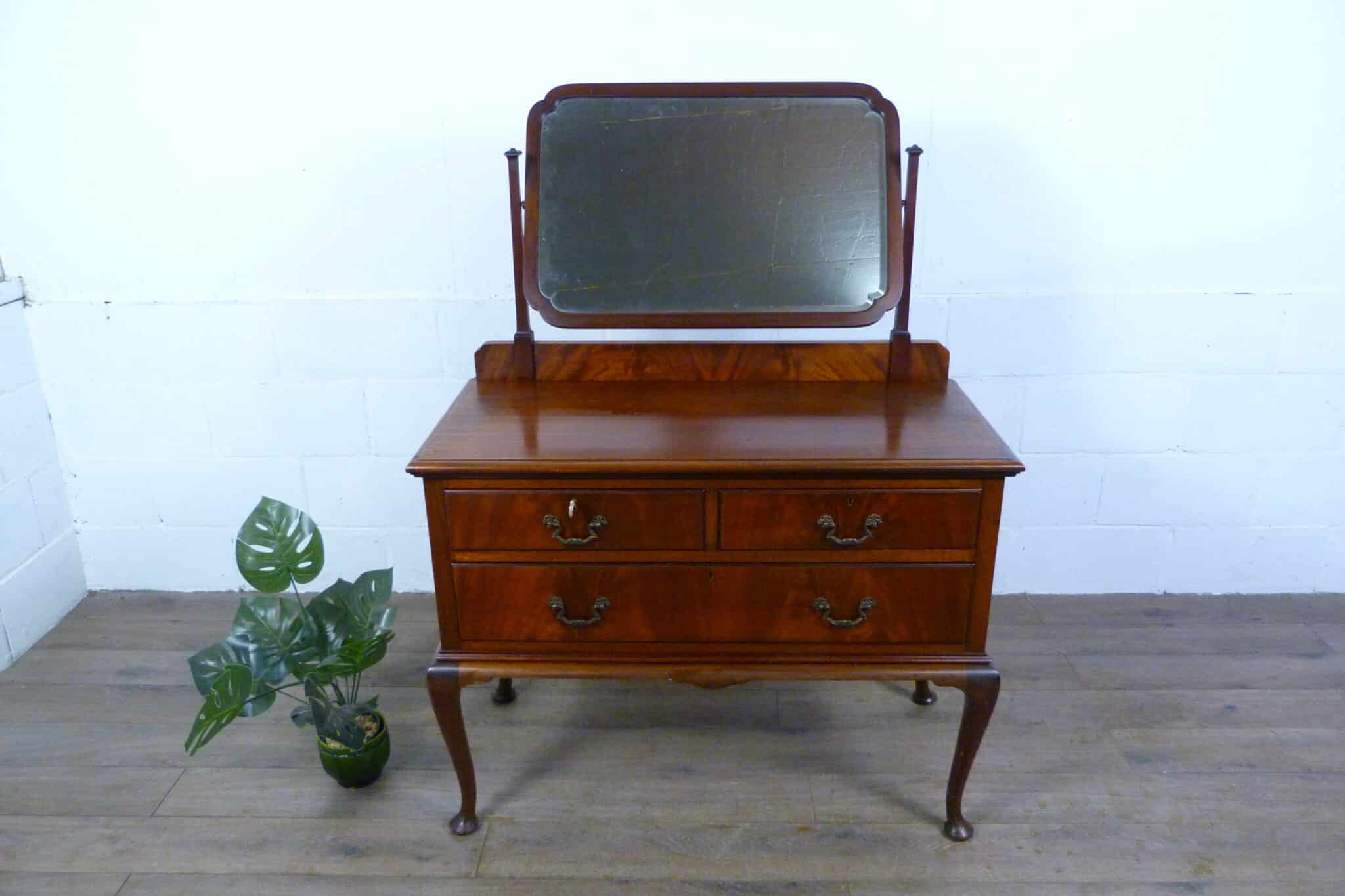 Early 20th Century Mahogany Dressing Table on Cabriolet Legs