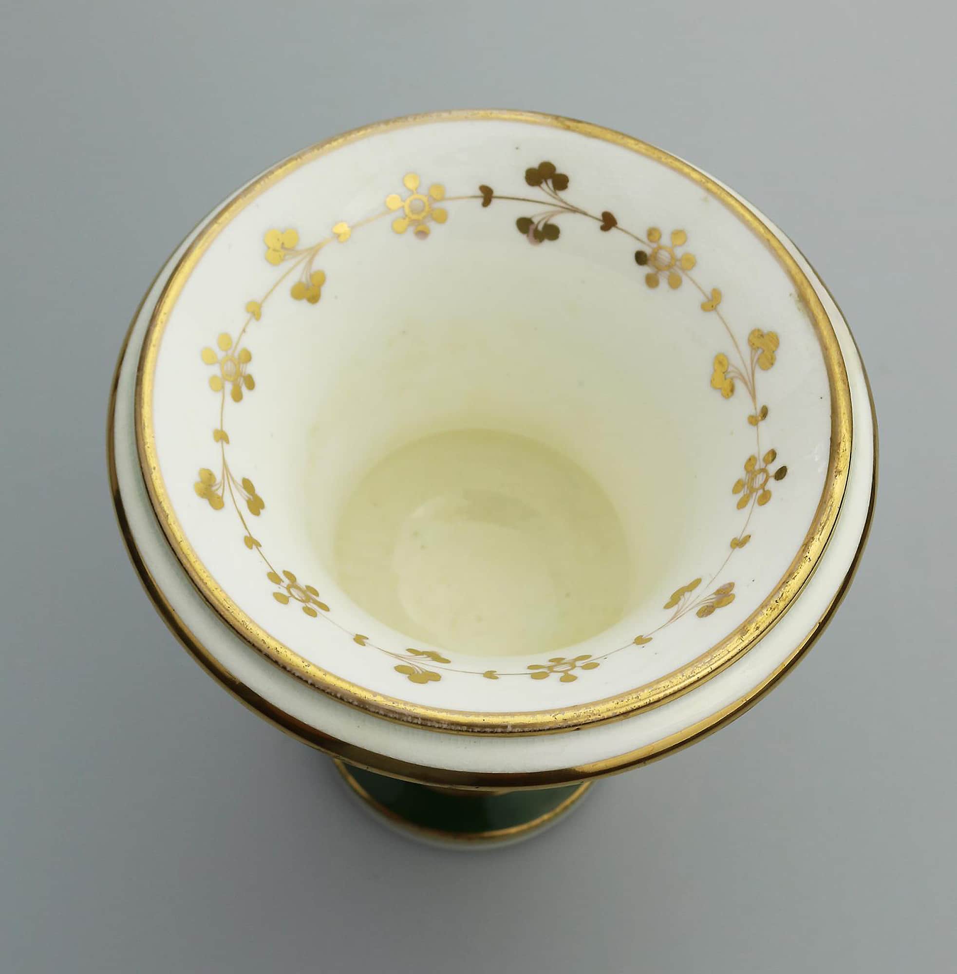 An antique English porcelain Campana Urn Vase finely hand-painted C.early 19thC