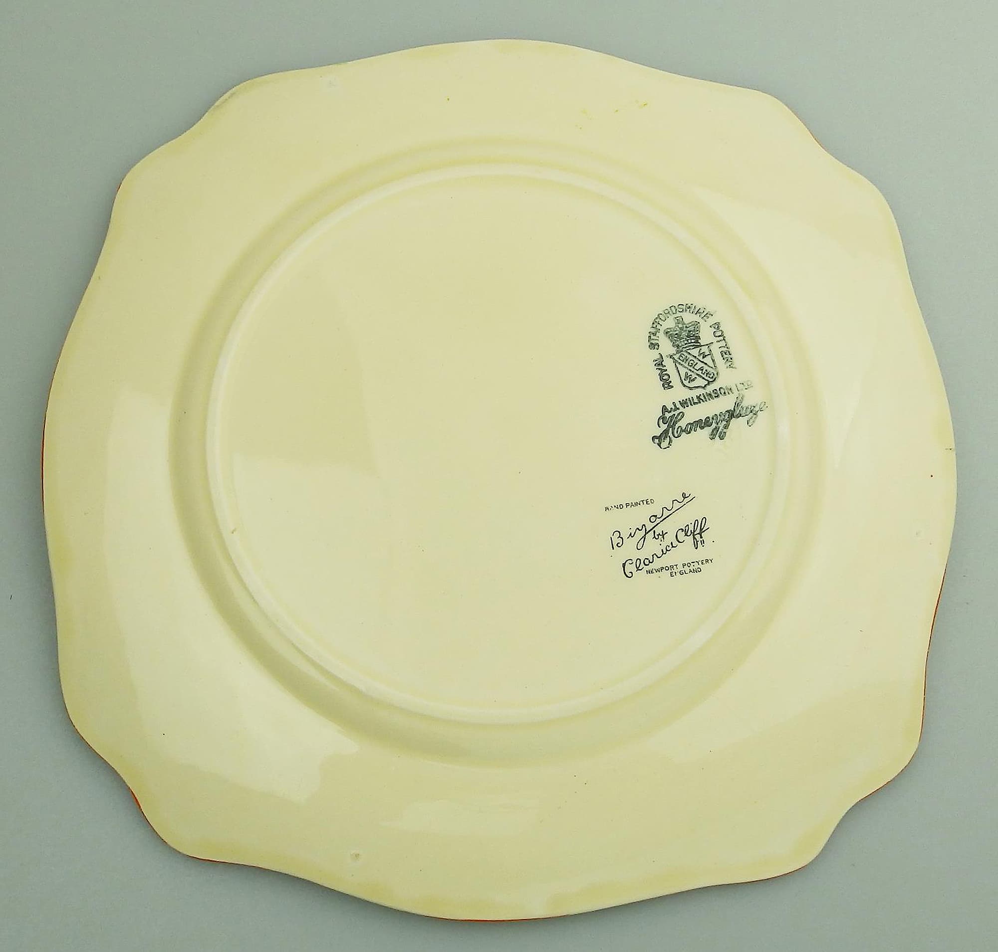 A lovely antique Art Deco Clarice Cliff Bizarre Lydiat Leda pottery Plate c.1930