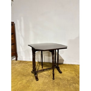 Edwardian mahogany table of small proportions resting on turned legs
