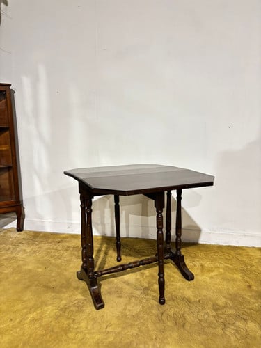 Edwardian mahogany table of small proportions resting on turned legs