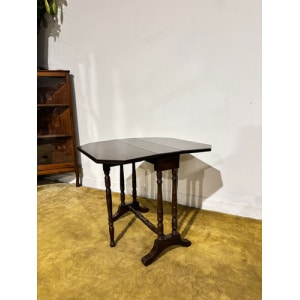 Edwardian mahogany table of small proportions resting on turned legs