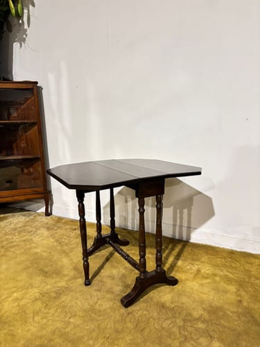 Edwardian mahogany table of small proportions resting on turned legs