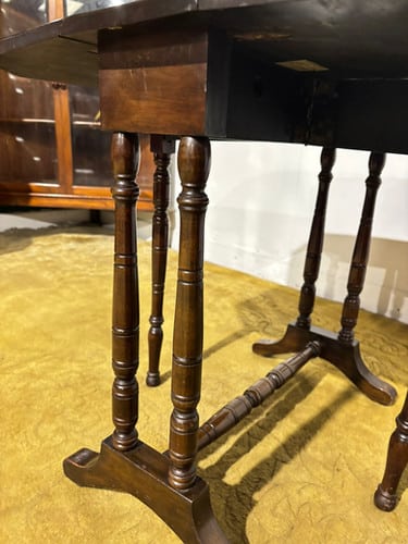 Edwardian mahogany table of small proportions resting on turned legs