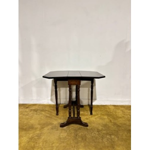 Edwardian mahogany table of small proportions resting on turned legs