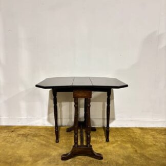 Edwardian mahogany table of small proportions resting on turned legs