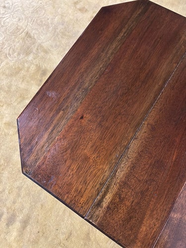 Edwardian mahogany table of small proportions resting on turned legs
