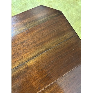 Edwardian mahogany table of small proportions resting on turned legs
