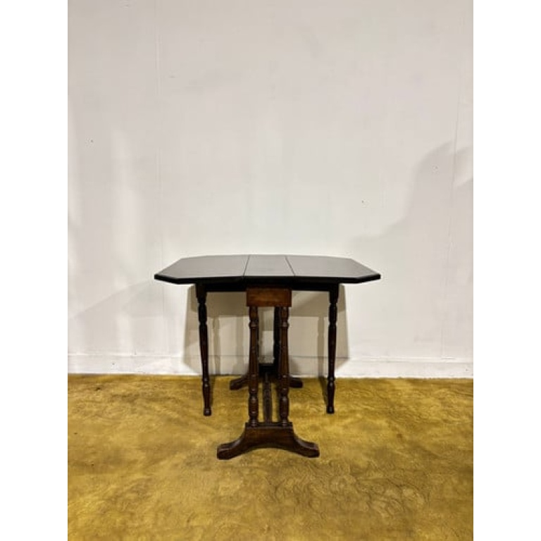 Edwardian mahogany table of small proportions resting on turned legs