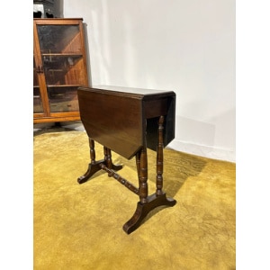 Edwardian mahogany table of small proportions resting on turned legs
