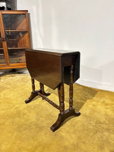 Edwardian mahogany table of small proportions resting on turned legs