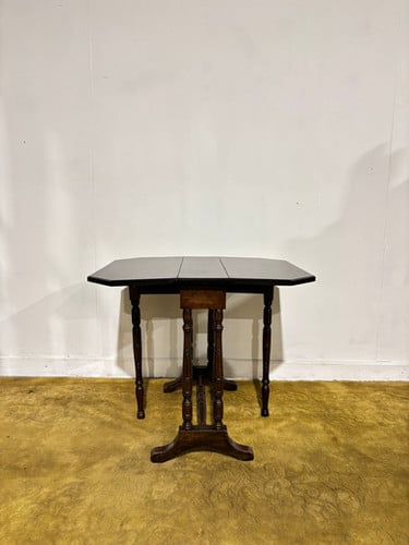 Edwardian mahogany table of small proportions resting on turned legs