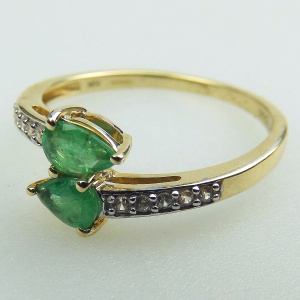 A Fine vintage 10ct gold, emerald & white topaz Crossover Ring Boxed 20thC
