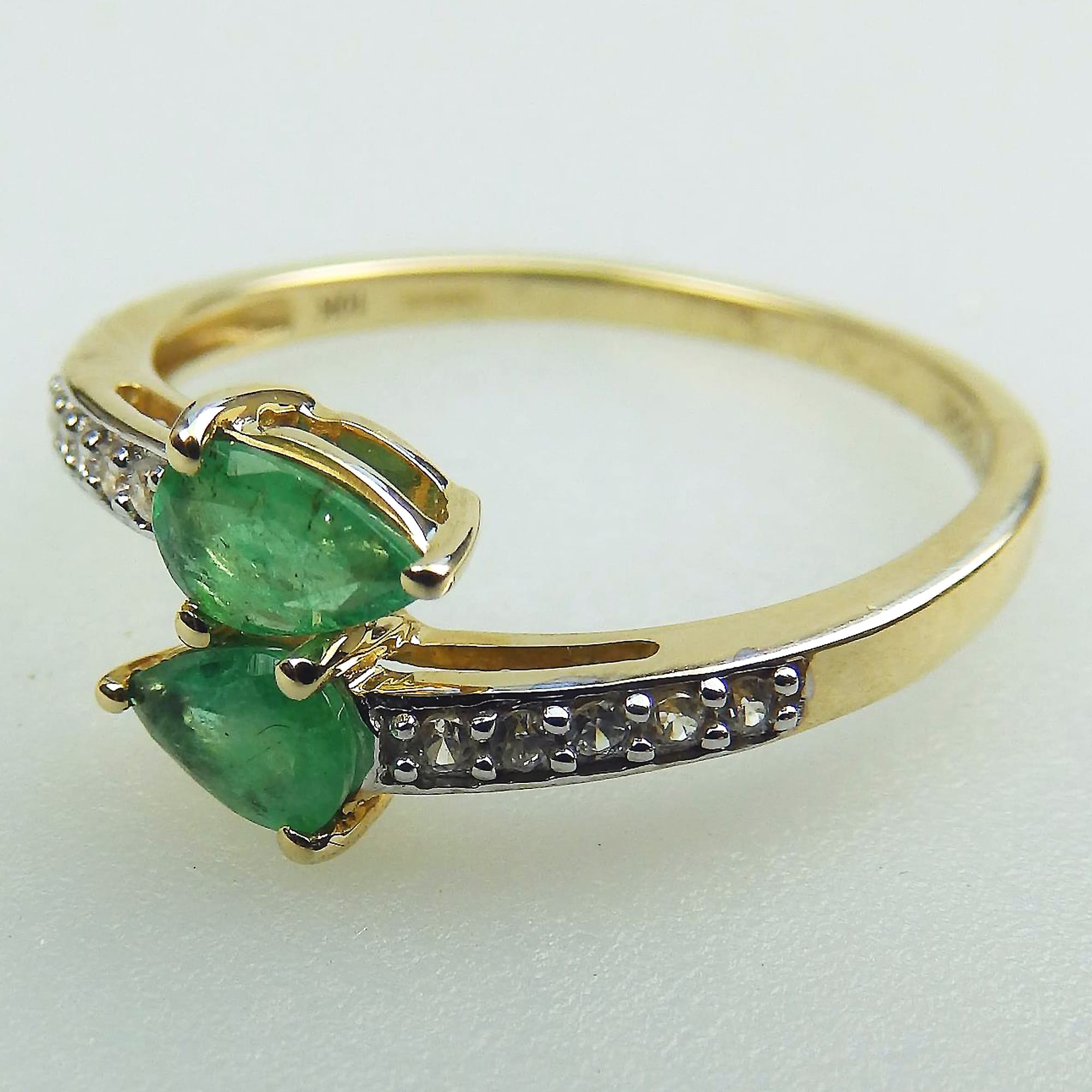 A Fine vintage 10ct gold, emerald & white topaz Crossover Ring Boxed 20thC