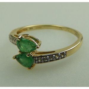 A Fine vintage 10ct gold, emerald & white topaz Crossover Ring Boxed 20thC