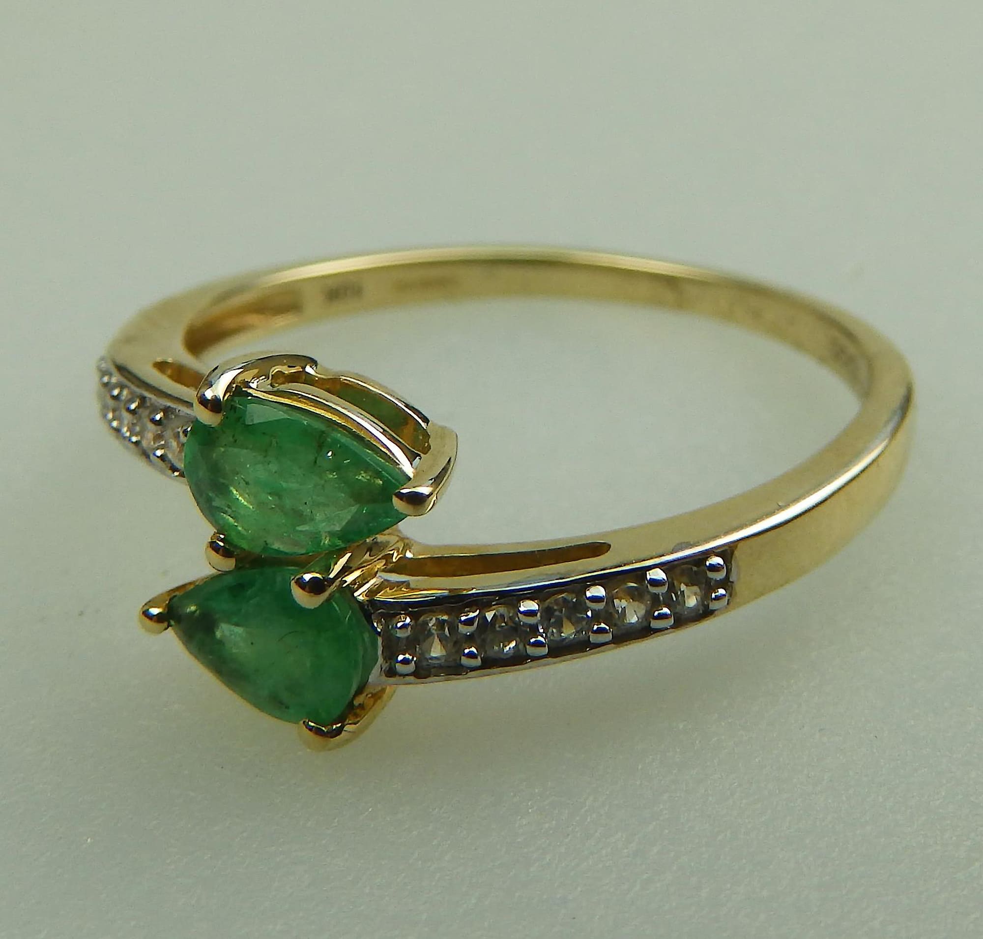 A Fine vintage 10ct gold, emerald & white topaz Crossover Ring Boxed 20thC