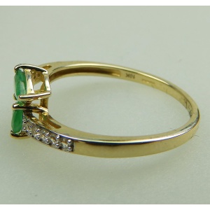 A Fine vintage 10ct gold, emerald & white topaz Crossover Ring Boxed 20thC