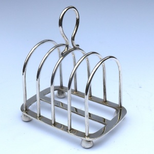 An antique silver plated Toast Rack by Goldsmiths & Silversmiths C.1900