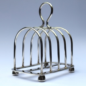 An antique silver plated Toast Rack by Goldsmiths & Silversmiths C.1900