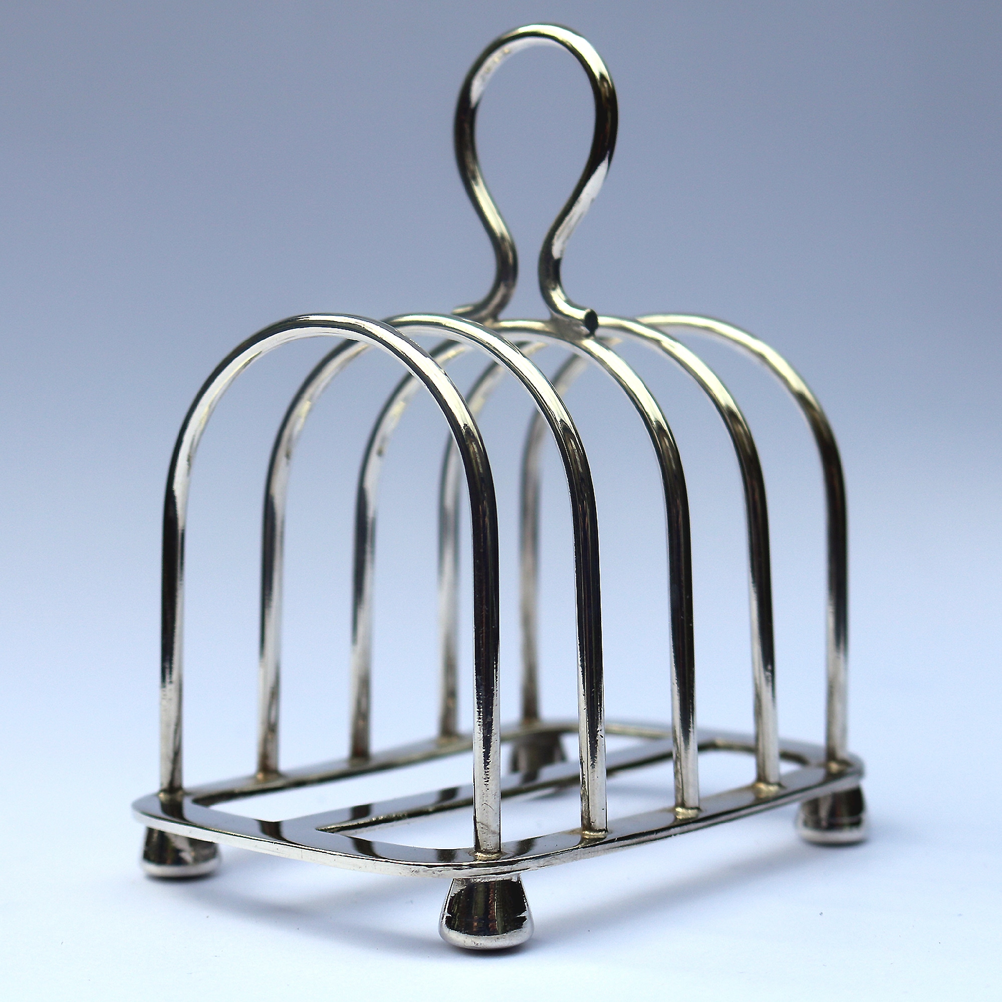 An antique silver plated Toast Rack by Goldsmiths & Silversmiths C.1900