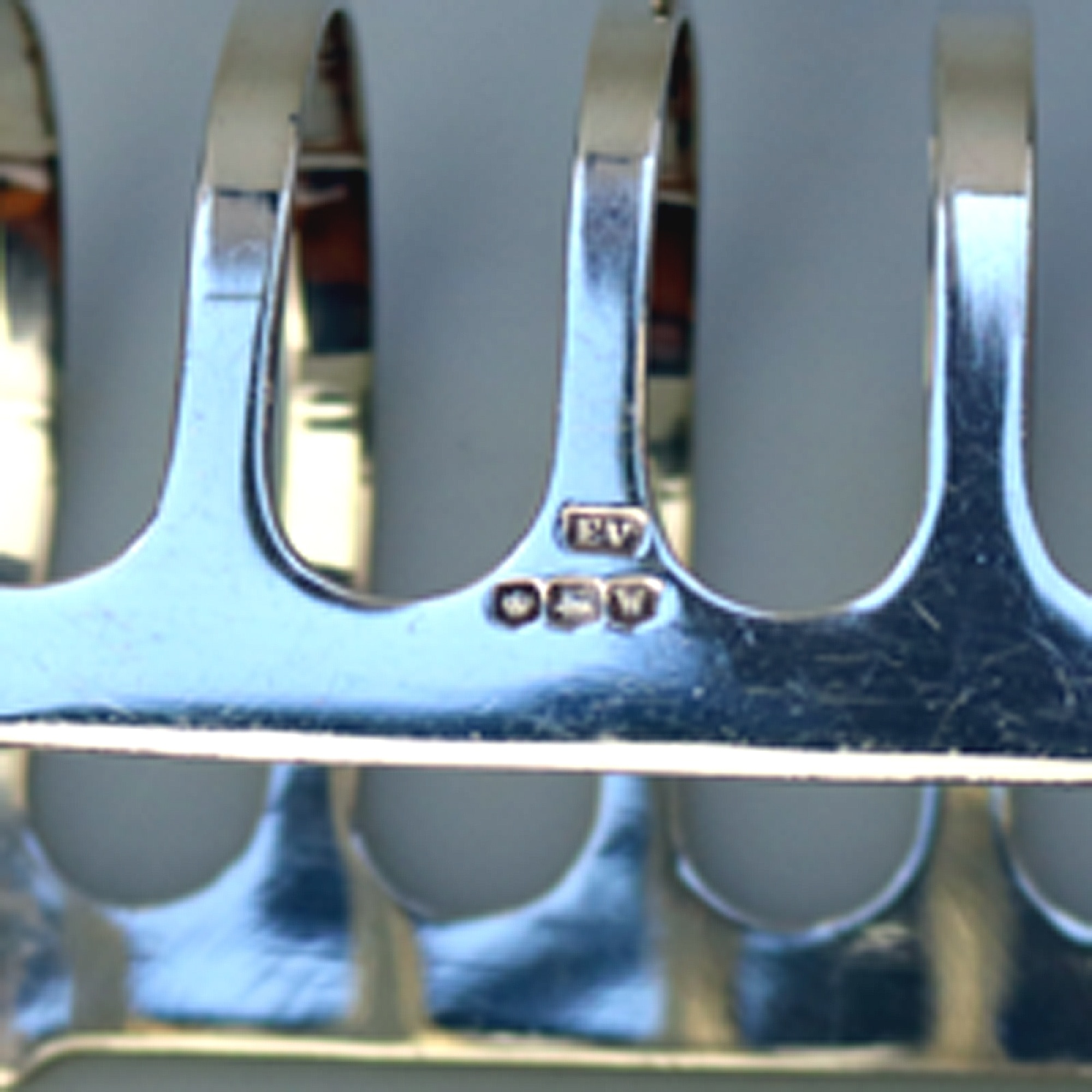 An antique English solid silver 4 division Toast Rack by Edward Viner 55g C.1939