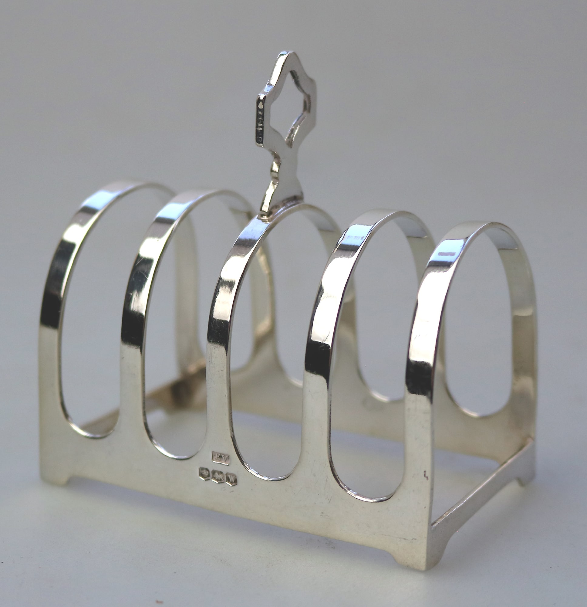 An antique English solid silver 4 division Toast Rack by Edward Viner 55g C.1939