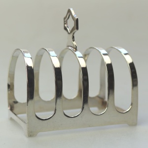 An antique English solid silver 4 division Toast Rack by Edward Viner 55g C.1939