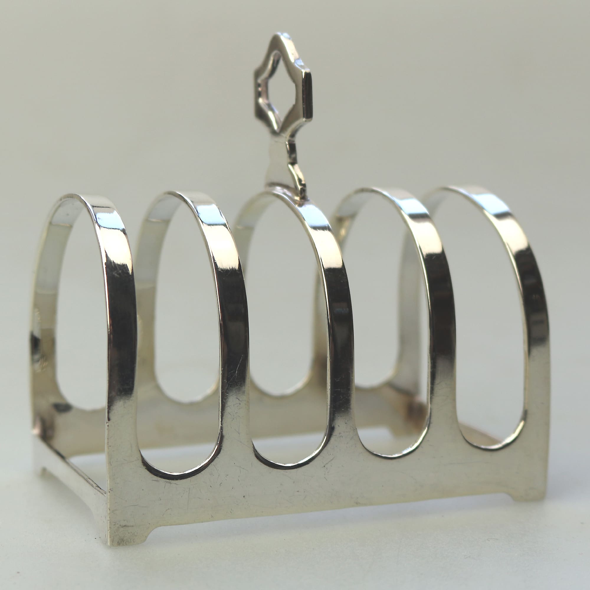 An antique English solid silver 4 division Toast Rack by Edward Viner 55g C.1939