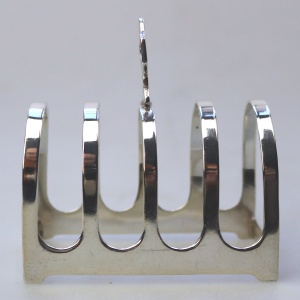 An antique English solid silver 4 division Toast Rack by Edward Viner 55g C.1939