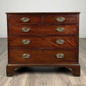 Antique 18th Century Chest Of Drawers In Mahogany