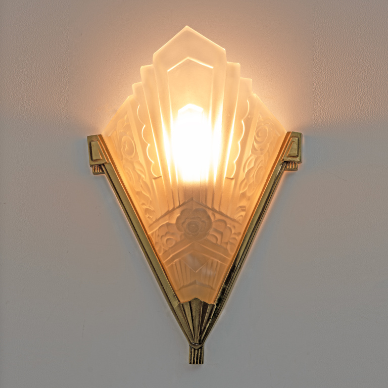Four of Art Deco Pressed Glass and Brass Sconces, France, 1930s - Image 4