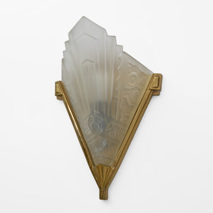 Four of Art Deco Pressed Glass and Brass Sconces, France, 1930s - Image 8