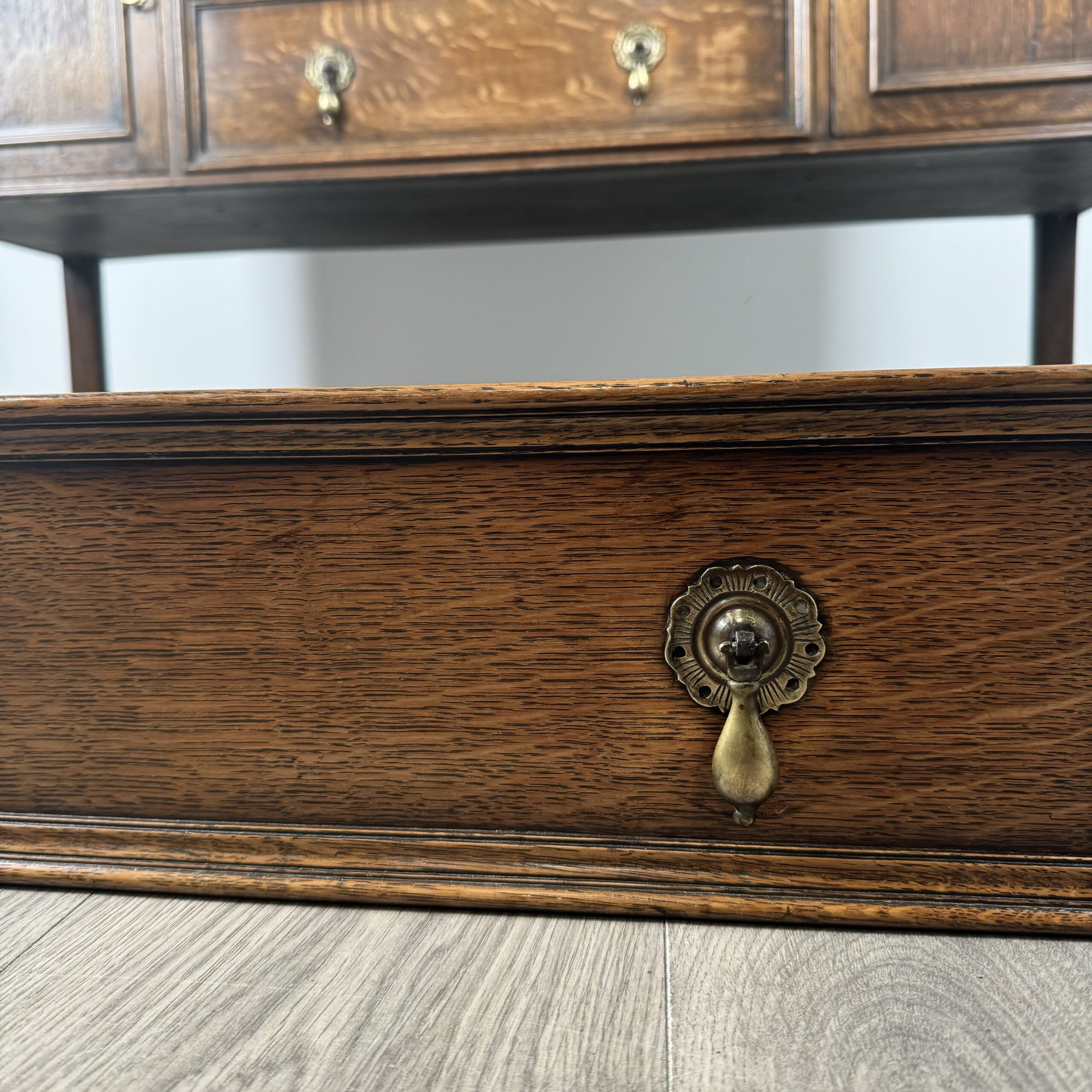 Antique Late 19th Century Queen Anne Style Dresser In Oak