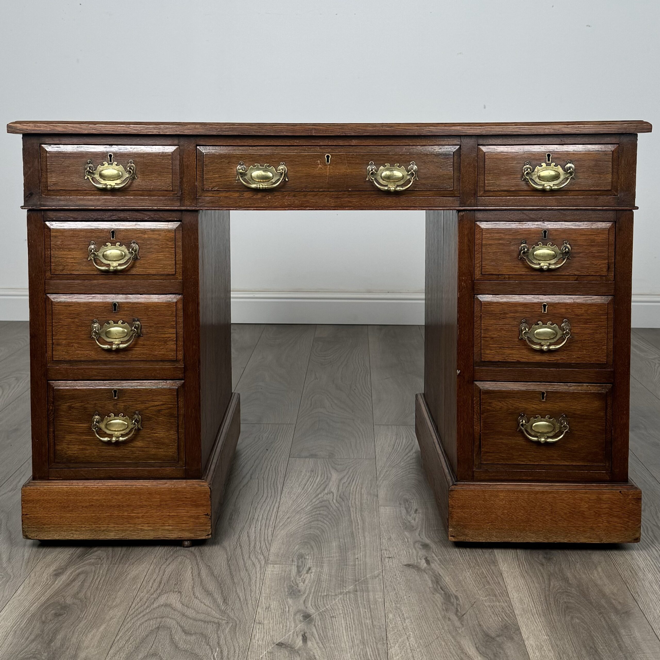 Antique 20th Century Pedestal Desk In Walnut