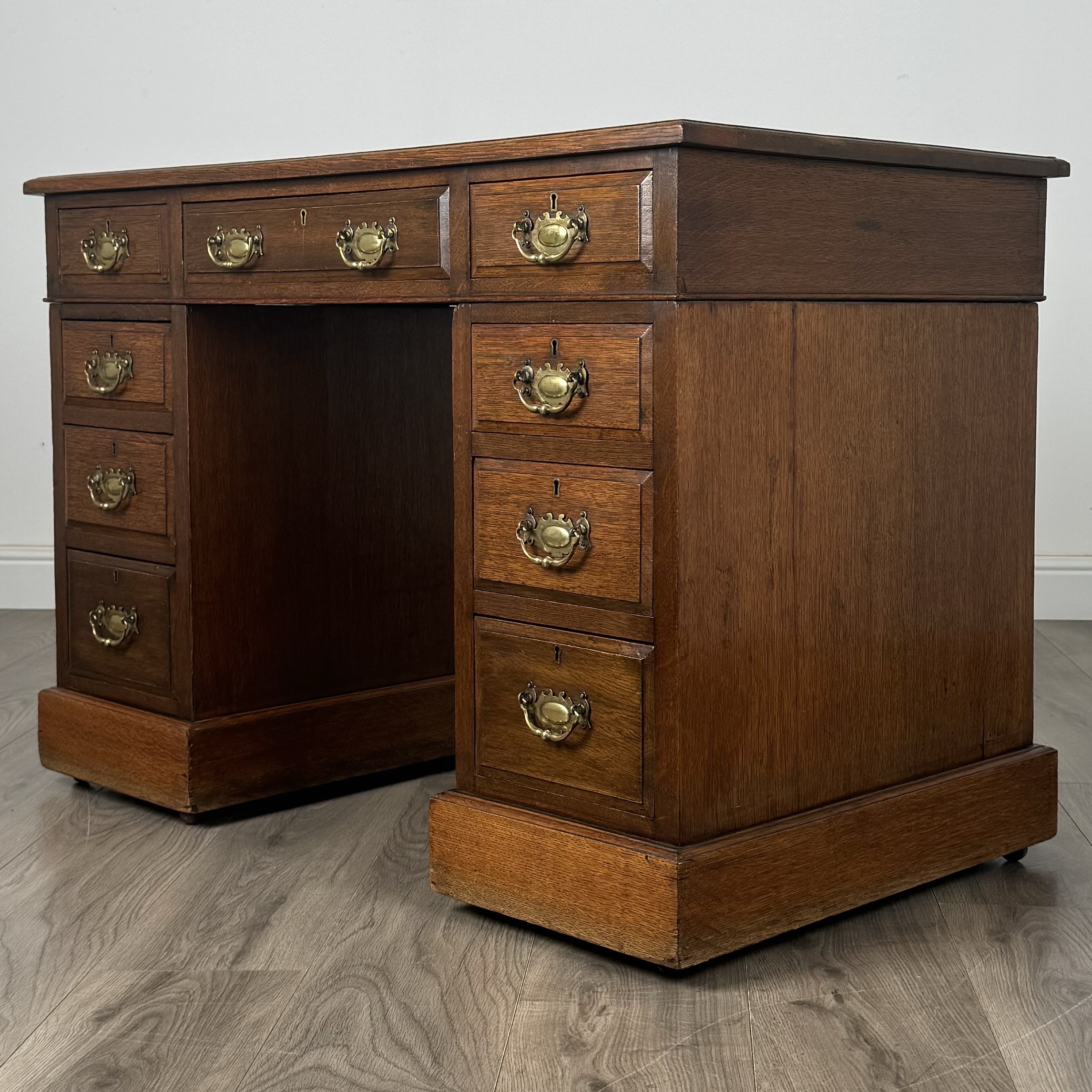 Antique 20th Century Pedestal Desk In Walnut