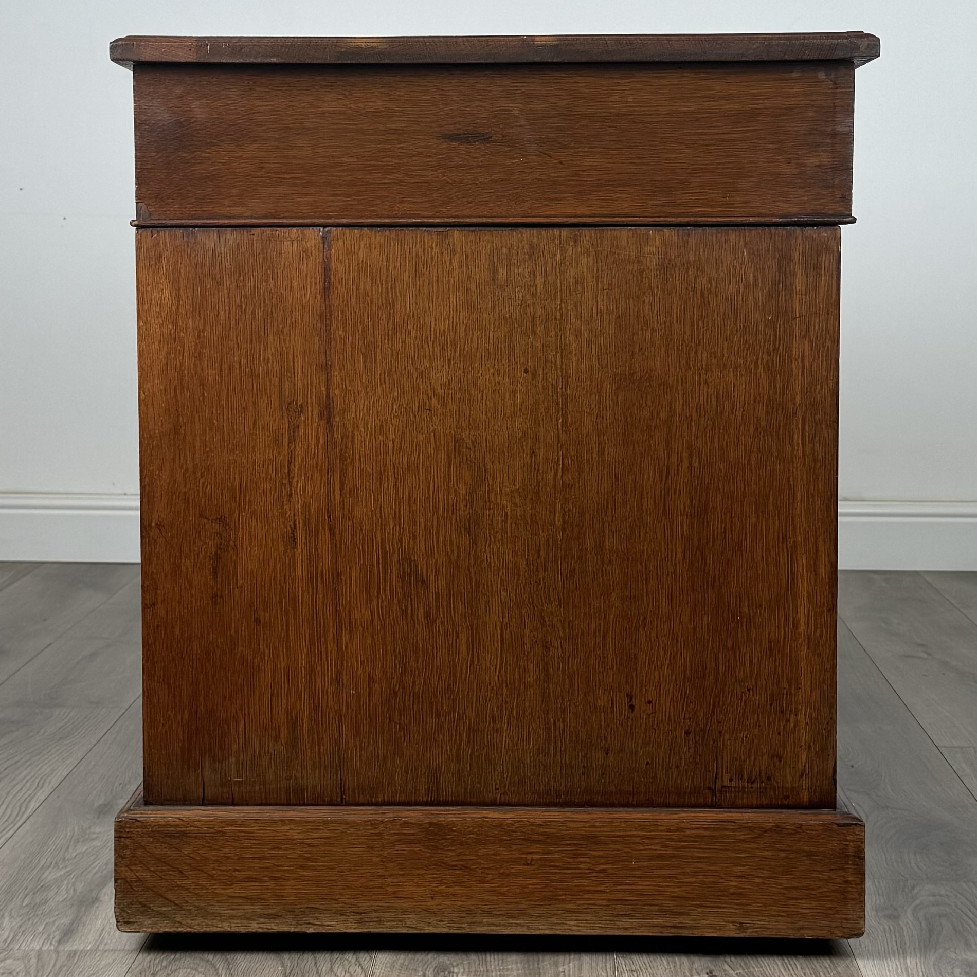 Antique 20th Century Pedestal Desk In Walnut