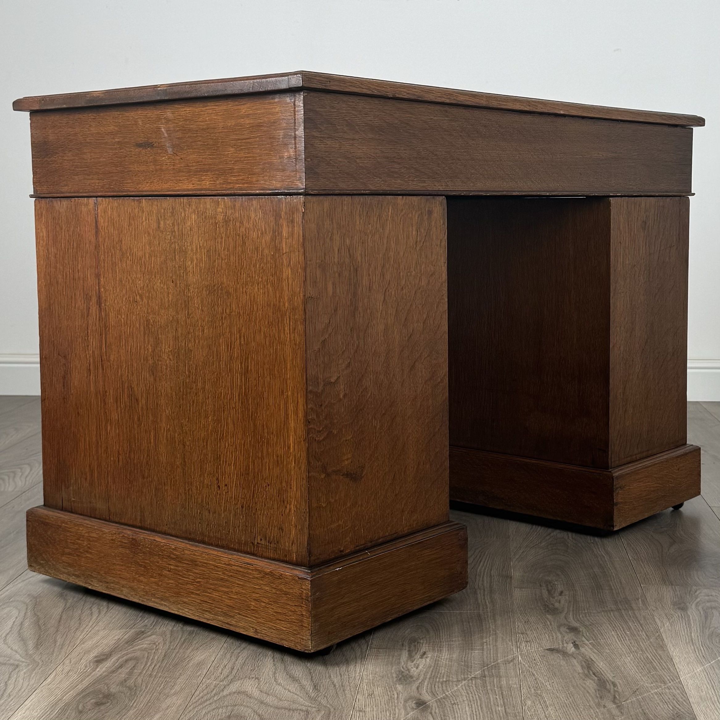Antique 20th Century Pedestal Desk In Walnut