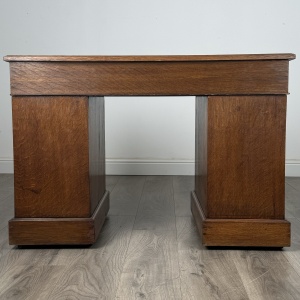 Antique 20th Century Pedestal Desk In Walnut