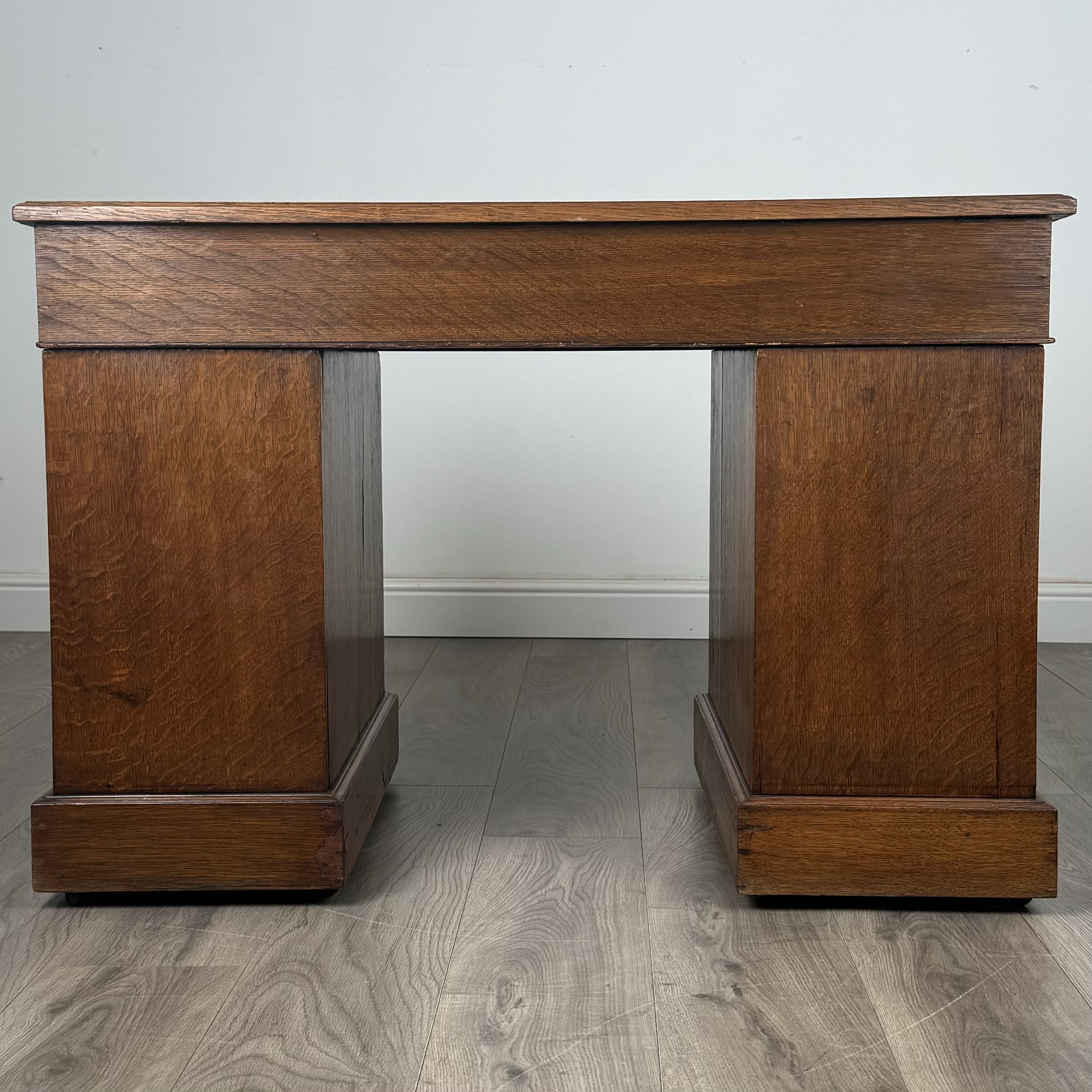 Antique 20th Century Pedestal Desk In Walnut